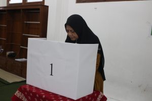Ibu Nyai Hj. Khusnul Khotimah Warson sedang memberikan hak suara di bilik pemungutan suara (3/11)