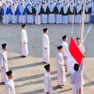Pengibaran Bendera Merah Putih Upacara Hari Kemerdekaan Indonesia ke-80 dii Al-Munawwir Krapyak