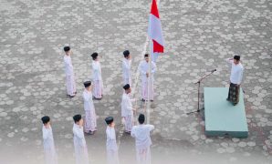 Santri Al-Munawwir dengan Khidmah Mengikuti Upacara Peringatan Hari Santri Nasional 2025