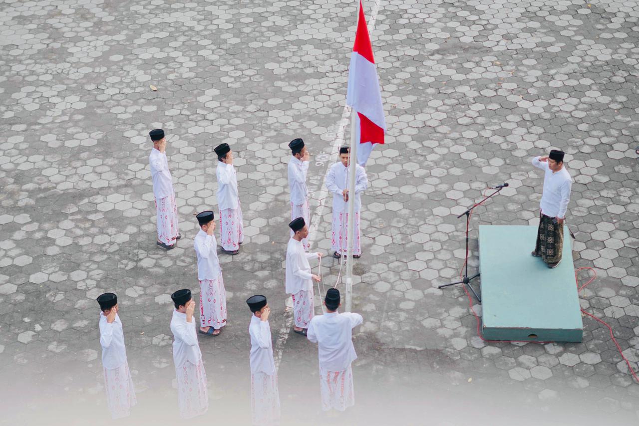 Santri Al-Munawwir dengan Khidmah Mengikuti Upacara Peringatan Hari Santri Nasional 2025