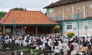 Ziarah Maqbarah Akbar Dalam Rangka Haul KH. Ahmad Warson Munawwir ke-13 Ziarah Maqbarah Akbar Dalam Rangka Haul KH. Ahmad Warson Munawwir ke-13