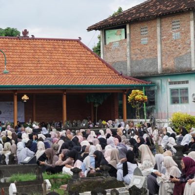 Ziarah Maqbarah Akbar Dalam Rangka Haul KH. Ahmad Warson Munawwir ke-13