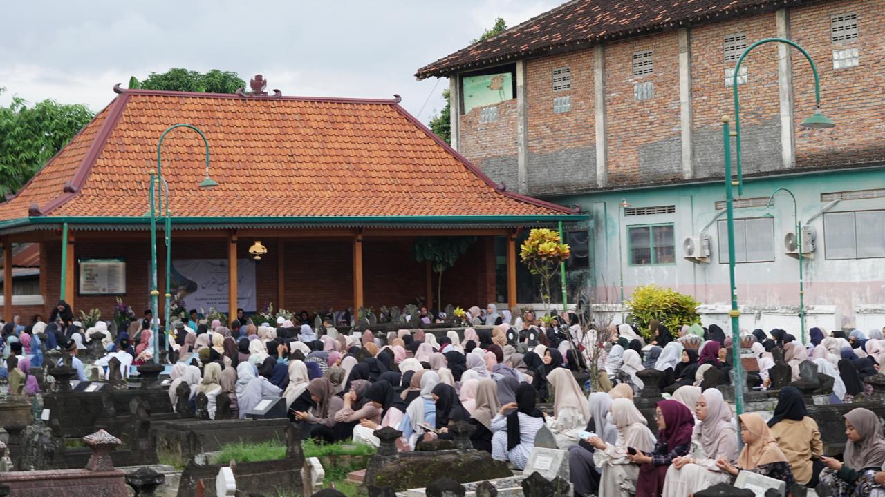 Ziarah Maqbarah Akbar Dalam Rangka Haul KH. Ahmad Warson Munawwir ke-13