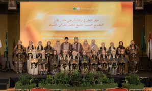Wisudawati Bersama Pengasuh