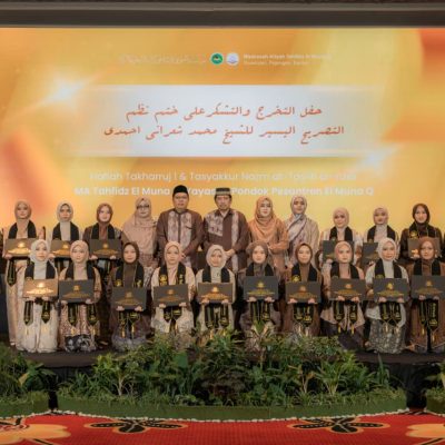 Wisudawati Bersama Pengasuh