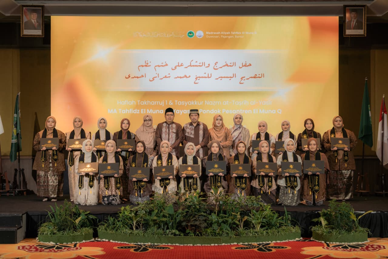 Wisudawati Bersama Pengasuh