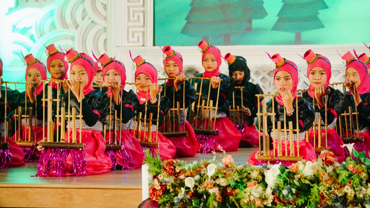 Penampilan Angklung Siswi MI