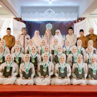 Wisudawati Bersama Pengasuh dan Para Asatidz