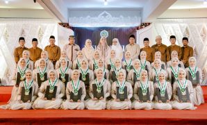 Wisudawati Bersama Pengasuh dan Para Asatidz