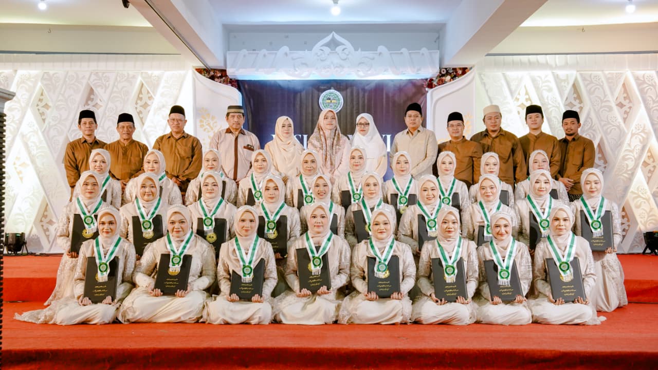 Wisudawati Bersama Pengasuh dan Para Asatidz