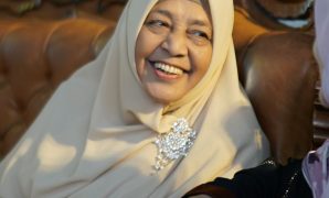 Ibu Nyai Hj. Husnul Khotimah Warson